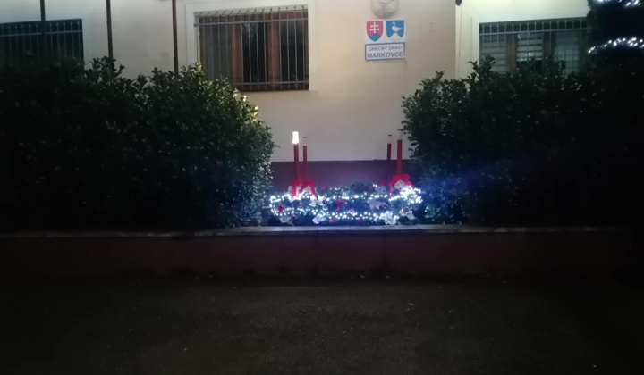 Adventný veniec v našej obci.