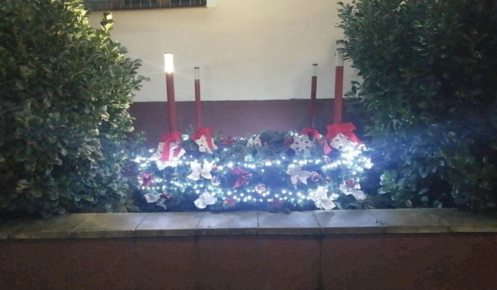 Adventný veniec v našej obci.